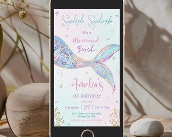 Könnte beinhalten: Eine digitale Einladung zu einer Meerjungfrauen-Mottoparty zum ersten Geburtstag. Die Einladung zeigt einen glitzernden lila und blauen Meerjungfrauen-Schwanz mit goldenen Akzenten. Der Text lautet "Splish Splash es ist eine Meerjungfrauen-Party Amelia's 1. Geburtstag Samstag September 27 15:00-16:00 Uhr 123, Tunas st, Southville, Harrys Da 589 RSVP Kayla 123-456-7889"