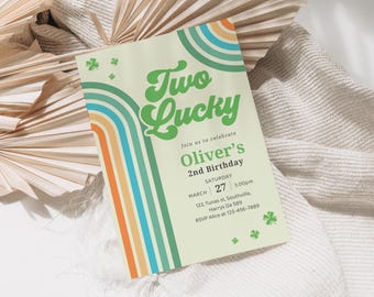 Pode incluir: Um convite verde e branco com listras de arco-íris e o texto "Two Lucky" em verde. O convite é para o 2º aniversário de Oliver no dia 27 de março às 15h00. O endereço é 123 Tunas St, Southville, Harrys Da 589. RSVP para Alice no 123-456-7889.