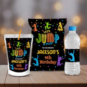 Może przedstawiać: Zestaw upominków na przyjęcie urodzinowe z okazji 9. urodzin. Upominki obejmują czarne pudełko soku z kolorowym wzorem "Let's Jump & Play!", czarny worek na chipsy z podobnym wzorem oraz przezroczystą butelkę wody z czarną etykietą z napisem "Let's Jump & Play!" Upominki są ozdobione kolorowymi sylwetkami skaczących ludzi.