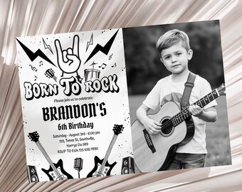 Pode incluir: Convite de aniversário em preto e branco com tema rock and roll. O convite apresenta uma mão fazendo o sinal de rock and roll, uma guitarra, uma bateria e o texto "Born to Rock" e "Brandon's 6th Birthday".