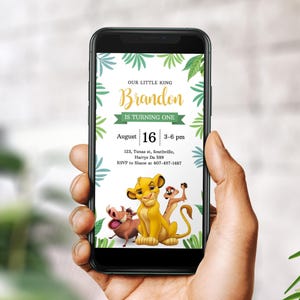 Op de afbeelding: Een smartphone toont een verjaardagsuitnodiging met een junglethema. De uitnodiging bevat de tekst "Our Little King Brandon is Turning One" en de datum 16 augustus. Het ontwerp bevat illustraties van Simba, Timon en Pumbaa.