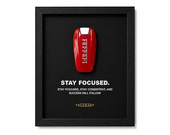 Ferrari sleutel in een vitrinekast — Motiverende muurdecoratie met de tekst "Blijf gefocust" — Luxe autocadeau — Handgemaakte lijst