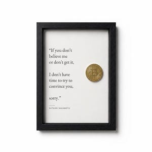 Könnte beinhalten: Ein schwarzer Bilderrahmen mit weißem Hintergrund und dem aufgedruckten Zitat: "If you don't believe me or don't get it, I don't have time to try to convince you, sorry." von Satoshi Nakamoto, ergänzt durch eine goldfarbene Bitcoin-Münze.