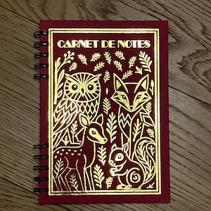 Carnet de Notes Rouge A5, style Art Déco avec Illustrations Dorées, Couverture Rigide et reliure Wire’O, modèle Animaux de la Forêt