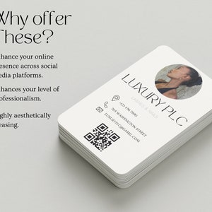 Op de afbeelding: Een witte visitekaartje met zwarte tekst voor een bedrijf genaamd "LUXURY PLC" dat wimpers en nagels aanbiedt. De kaart bevat een telefoonnummer, een adres en een e-mailadres. Een QR-code is ook op de kaart opgenomen. Het gezicht van een vrouw is zichtbaar in een cirkel bovenaan de kaart.