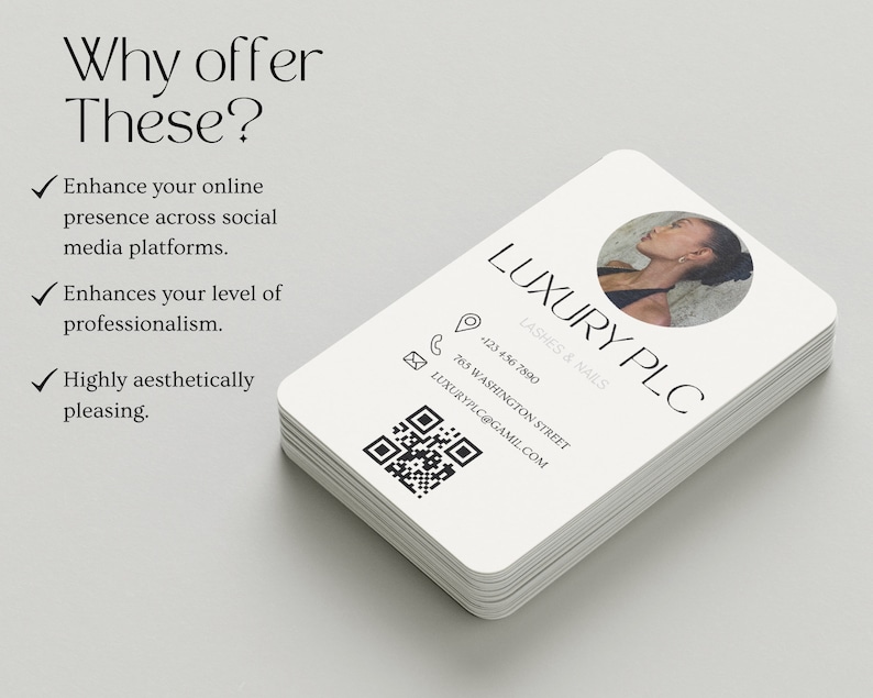 Op de afbeelding: Een witte visitekaartje met zwarte tekst voor een bedrijf genaamd "LUXURY PLC" dat wimpers en nagels aanbiedt. De kaart bevat een telefoonnummer, een adres en een e-mailadres. Een QR-code is ook op de kaart opgenomen. Het gezicht van een vrouw is zichtbaar in een cirkel bovenaan de kaart.