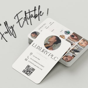 Op de afbeelding: Een witte visitekaartje met zwarte tekst voor een bedrijf genaamd "LUXURY PLC" dat wimpers en nagels aanbiedt. De kaart bevat een telefoonnummer, een adres, een e-mailadres en een QR-code. De kaart bevat ook een foto van een vrouw met lang donker haar en een zwart shirt.
