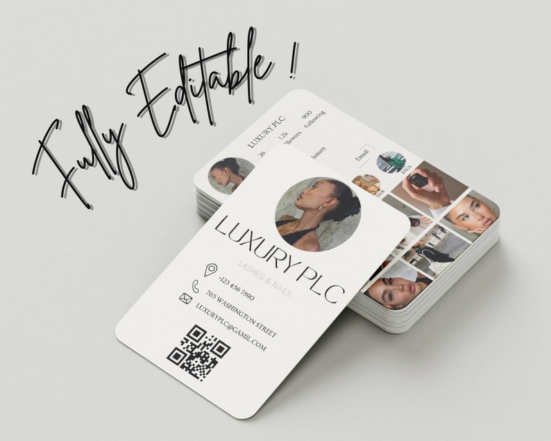 Op de afbeelding: Een witte visitekaartje met zwarte tekst voor een bedrijf genaamd "LUXURY PLC" dat wimpers en nagels aanbiedt. De kaart bevat een telefoonnummer, een adres, een e-mailadres en een QR-code. De kaart bevat ook een foto van een vrouw met lang donker haar en een zwart shirt.