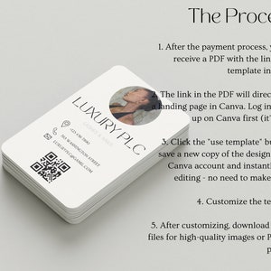 Op de afbeelding: Een witte visitekaartje met de tekst "LUXURY PLC" in zwarte letters. De kaart bevat ook een telefoonnummer, een e-mailadres en een QR-code. De kaart ligt op andere visitekaartjes.
