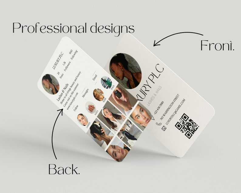 Op de afbeelding: Een witte visitekaartje met de tekst "LUXURY PLC" en "Lashes & Nails" in zwarte tekst. De kaart bevat ook een telefoonnummer, e-mailadres en een QR-code. De achterkant van de kaart toont een collage van foto's van vrouwen met verschillende kapsels en make-up.