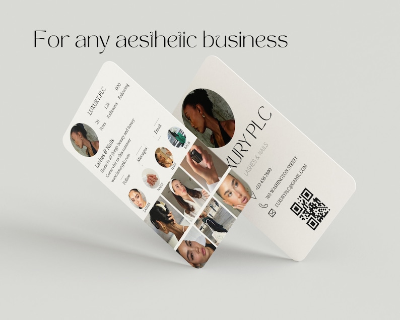 Op de afbeelding: Een witte visitekaartje met de tekst "LUXURY PLC" en de woorden "Lashes & Nails" in zwarte tekst. De kaart bevat ook een telefoonnummer, een adres, een e-mailadres en een QR-code.