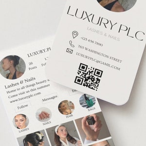 Op de afbeelding: Een witte visitekaartje met zwarte tekst die "LUXURY PLC" en "LASHES & NAILS" luidt. De kaart bevat ook een telefoonnummer, een adres, een e-mailadres en een QR-code.