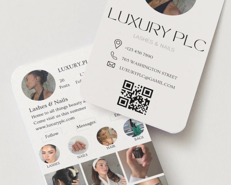 Op de afbeelding: Een witte visitekaartje met zwarte tekst die "LUXURY PLC" en "LASHES & NAILS" luidt. De kaart bevat ook een telefoonnummer, een adres, een e-mailadres en een QR-code.