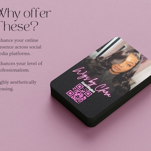 Op de afbeelding: Een stapel zwarte visitekaartjes met een roze en wit logo met de tekst "Wigs by Chra Hair Stylist". Het logo staat op een zwarte achtergrond met een QR-code. Op de kaart staat een vrouw met lang zwart haar afgebeeld.