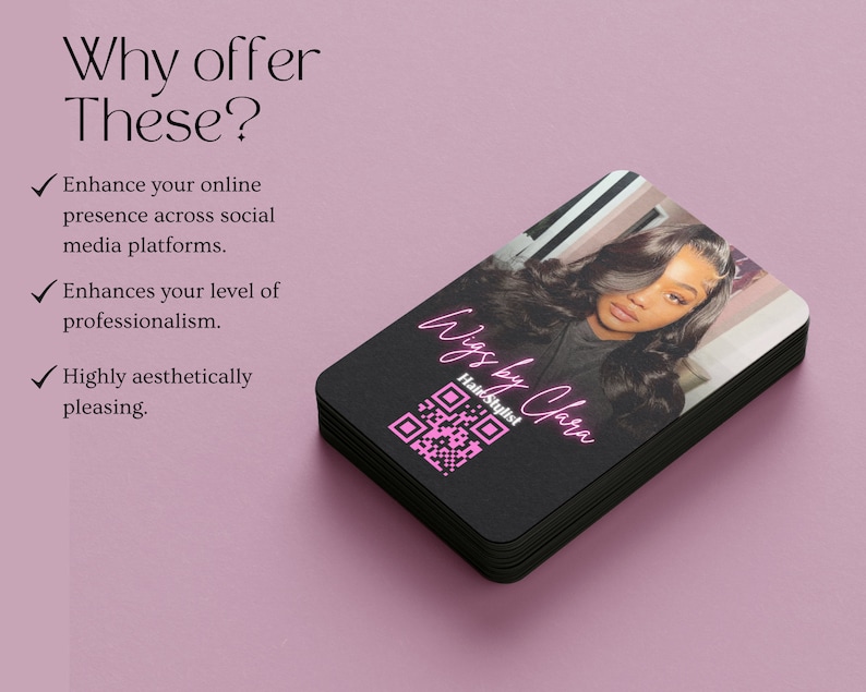 Op de afbeelding: Een stapel zwarte visitekaartjes met een roze en wit logo met de tekst "Wigs by Chra Hair Stylist". Het logo staat op een zwarte achtergrond met een QR-code. Op de kaart staat een vrouw met lang zwart haar afgebeeld.