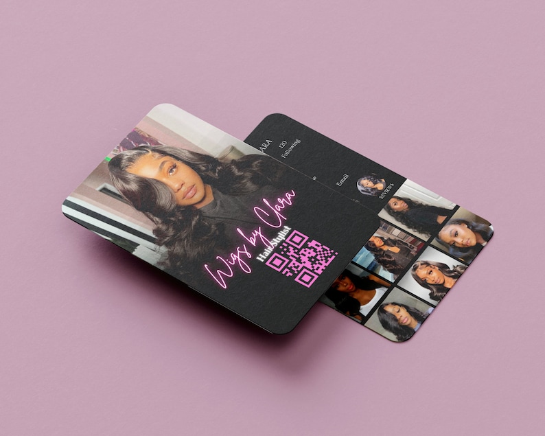 Op de afbeelding: Een zwart-witte visitekaartje met een roze neon-textoverlay die "Wigs by Clara" en een QR-code toont. De kaart toont een foto van een vrouw met lang zwart haar en een kleinere fotocollage van andere vrouwen met verschillende kapsels.