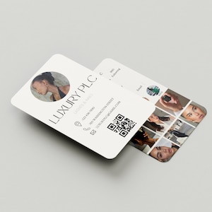 Op de afbeelding: Een witte visitekaartje met de tekst "LUXURY PLC" in zwarte letters. De kaart bevat ook een telefoonnummer, een adres en een e-mailadres. De achterkant van de kaart heeft een QR-code en een raster met foto's.