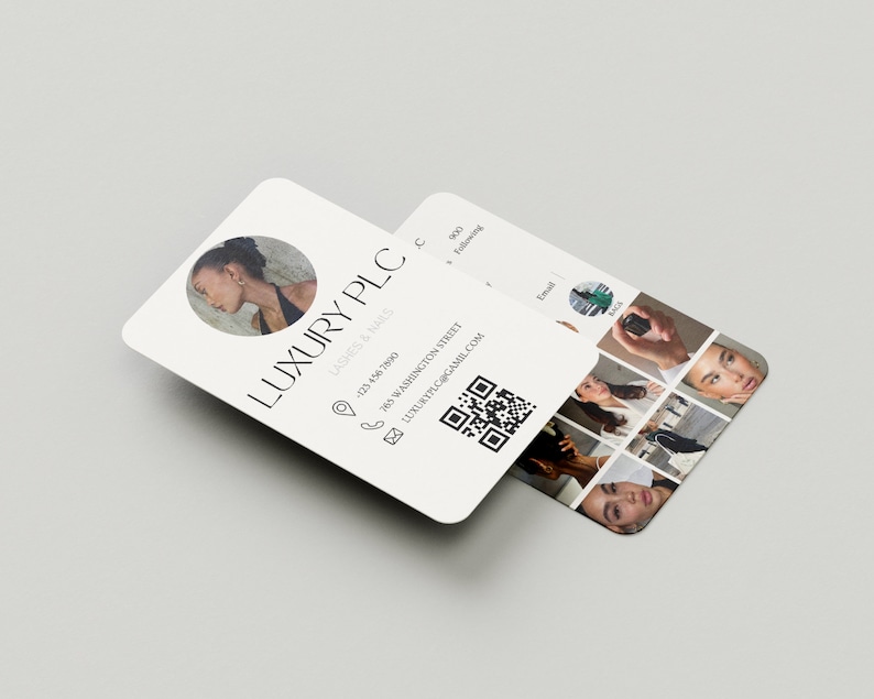 Op de afbeelding: Een witte visitekaartje met de tekst "LUXURY PLC" in zwarte letters. De kaart bevat ook een telefoonnummer, een adres en een e-mailadres. De achterkant van de kaart heeft een QR-code en een raster met foto's.