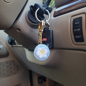 crochet key chain, coin holder, quarter holder, Aldi keychain, flower keychain, crochet flower, daisy keychain, blue keychain