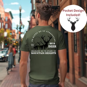 Könnte beinhalten: Grünes T-Shirt mit einem Hirsch-Motiv und dem Text "HE MAKES ME AS SUREFOOTED AS A DEER ENABLING ME TO STAND ON MOUNTAIN HEIGHTS".