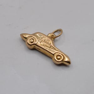 Ciondolo vintage a forma di auto in oro 9 carati, anni &#39;70