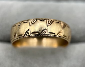 Vintage 9ct Gold Ring with Fan/Star Engravings, UK UK Size P 1/2 (US Size 7.75) - Vintage Gold Wedding Band