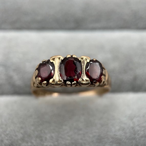 Vintage 9ct Gold Garnet Three-Stone Ring / Trilog… - image 2