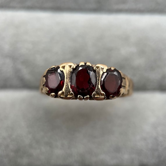 Vintage 9ct Gold Garnet Three-Stone Ring / Trilog… - image 4