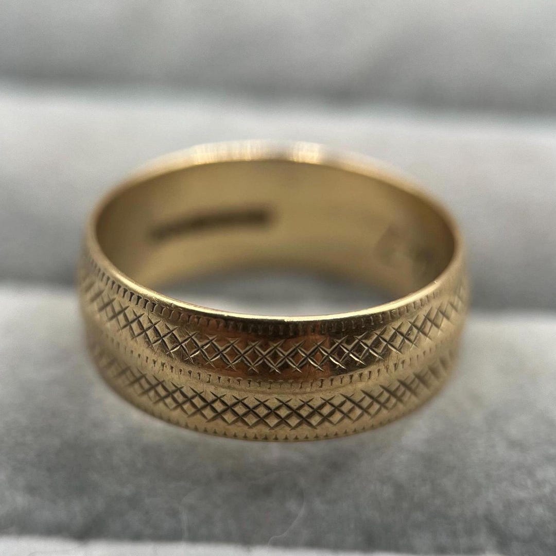 1980s Chunky Vintage 9ct Gold Cross-engraved Ring, UK Size M (US Size 6 ...