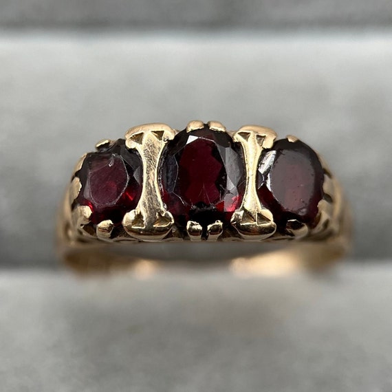 Vintage 9ct Gold Garnet Three-Stone Ring / Trilog… - image 1