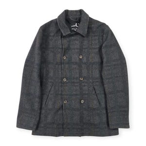 Peut inclure: Un manteau en laine gris à double boutonnage avec un col classique et six boutons. Le manteau a deux poches avant et un motif à carreaux subtil. Le manteau est de poids moyen et convient aux températures plus fraîches.