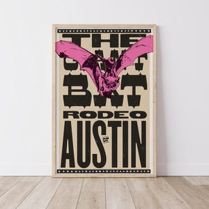Könnte beinhalten: Ein Vintage-Poster mit einer pinkfarbenen Fledermaus, die vor einem beigefarbenen Hintergrund fliegt. Der Text lautet "The Bat Rodeo of Austin".