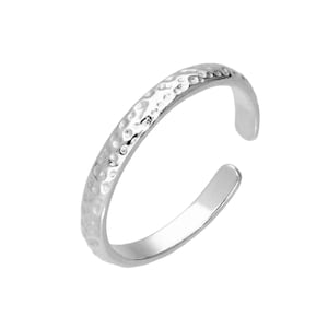 Peut inclure: Une bague ouverte de couleur argentée avec une texture martelée sur la bande supérieure. La bague a un design simple et minimaliste et est ouverte en bas, permettant un ajustement de la taille. La bague est probablement en argent sterling ou en métal similaire.