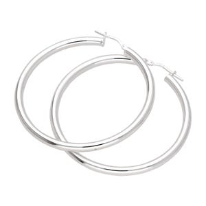 Op de afbeelding: Een paar zilveren oorringen. De oorbellen zijn rond met een gladde, gepolijste afwerking. De oorringen zijn verbonden met een scharniersluiting. Een klassiek sieraad.