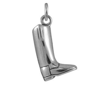Könnte beinhalten: Ein polierter, silberfarbener Metallanhänger in Form eines hohen Reitstiefels. Der Anhänger hat eine glatte, reflektierende Oberfläche mit definierten Linien an Knöchel und Ferse sowie einen kleinen runden Biegering zur Befestigung.
