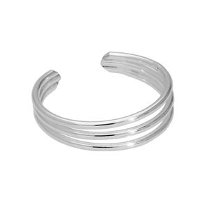 Könnte beinhalten: Ein silberfarbener Zehenring mit einem dreibändigen Design. Der offene Ring besteht aus poliertem Metall, das Licht reflektiert. Der minimalistische Stil ist für den Alltag geeignet.