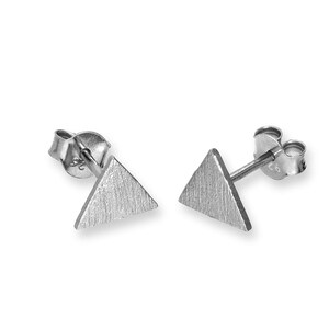 Op de afbeelding: Een paar zilverkleurige driehoekige oorstekers. De oorbellen hebben een getextureerd oppervlak en een pin met een vlindersluiting. Sieraden.