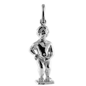 Op de afbeelding: Een glanzende, zilverkleurige metalen bedel in de vorm van een staand figuur met één hand in de zij. De bedel is voorzien van een klein rond oogje aan de bovenzijde voor bevestiging en staat op een rechthoekige voet met een reflecterende afwerking.