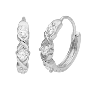 Puede incluir: Un par de pendientes de aro plateados. Cada pendiente presenta un diseño trenzado con tres piedras preciosas redondas y transparentes. Los pendientes se muestran sobre un fondo blanco, resaltando sus intrincados detalles y piedras brillantes.