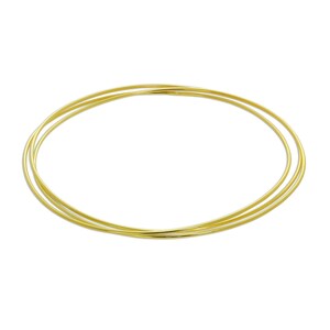 Peut inclure: Trois bracelets fins de couleur or sont présentés sur fond blanc. Les bracelets circulaires sont empilés, créant un effet de superposition. Les bracelets semblent être en métal brillant. Chaque bracelet mesure environ 6,5 cm de diamètre.