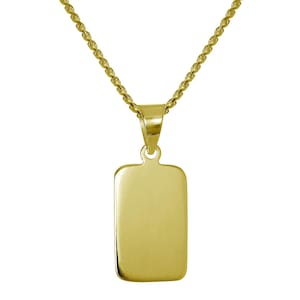 Puede incluir: Un collar dorado con un colgante rectangular. El colgante tiene esquinas redondeadas y cuelga de una cadena dorada a juego. La cadena tiene un diseño de cuerda, y el colgante es liso y reflectante.