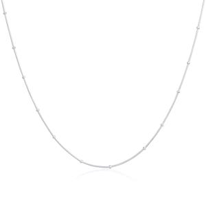 Può includere: Una delicata collana d'argento con una sottile catena e piccole perline rotonde distanziate in modo uniforme. La collana è mostrata su uno sfondo bianco, evidenziando la sua semplice eleganza. Adatta all'uso quotidiano.