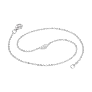 Op de afbeelding: Een zilveren enkelbandje met een fijne ketting en een vleugelvormige bedel. Het enkelbandje heeft een karabijnsluiting en een kleine ring om de lengte aan te passen. De vleugelbedel is ingewikkeld gedetailleerd.