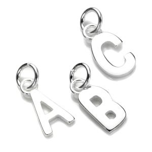 Peut inclure: Trois breloques en métal argenté représentant les lettres majuscules A, B et C. Chaque breloque est fixée à un petit anneau de jonction circulaire, ce qui permet de les attacher facilement à des chaînes de bijoux ou d'autres accessoires.