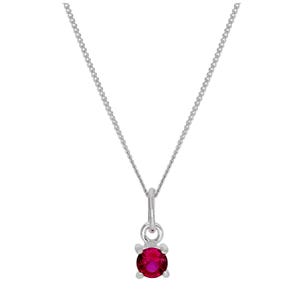 Peut inclure: Un collier en argent avec un petit pendentif rond en pierre précieuse rouge vif. Le pendentif est maintenu par quatre griffes. La chaîne est de conception délicate et maillée.