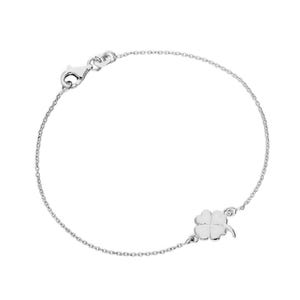 Könnte beinhalten: Ein filigranes Silberarmband mit einem vierblättrigen Kleeblatt-Anhänger. Das Armband hat eine feine Kette und einen Karabinerverschluss. Der Kleeblatt-Anhänger ist mit vier herzförmigen Blättern und einem kleinen Stiel versehen. Ein Schmuckstück.
