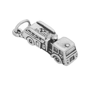 Può includere: Un ciondolo in metallo color argento a forma di autopompa con un anellino di giunzione fissato sul retro. Il lato del camion presenta il testo in rilievo STERLING e un simbolo di copyright. Il ciondolo ha una cabina, ruote e scala dettagliate.