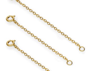 Puede incluir: Tres extensores de cadena dorados con cierres de anilla y pequeños bucles circulares. Los extensores son de diferentes longitudes, diseñados para añadir longitud a collares o pulseras. Las cadenas se muestran sobre un fondo blanco.