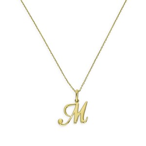 Op de afbeelding: Een goudkleurige ketting met een fijne ketting en een hanger met de letter "M" in sierlijke letters. De hanger, in een scriptlettertype, hangt aan een kleine lus die aan de ketting is bevestigd. De ketting staat tegen een witte achtergrond.