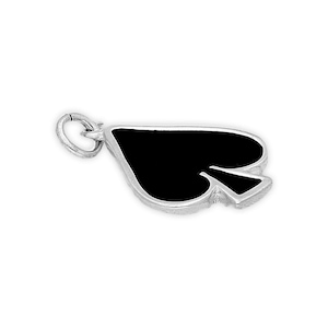 Könnte beinhalten: Ein silberfarbener Metallanhänger in Form eines Pik-Spielkartensymbols. Der Anhänger verfügt über eine glatte, durchgehend schwarze Emaille-Einlage, die das Innere der Pik-Form ausfüllt, und einen kleinen runden Ring an der Oberseite zum Aufhängen.